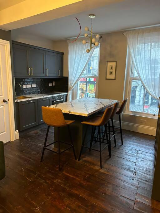 Апартаменты Patrick Street Townhouse Корк Экстерьер фото